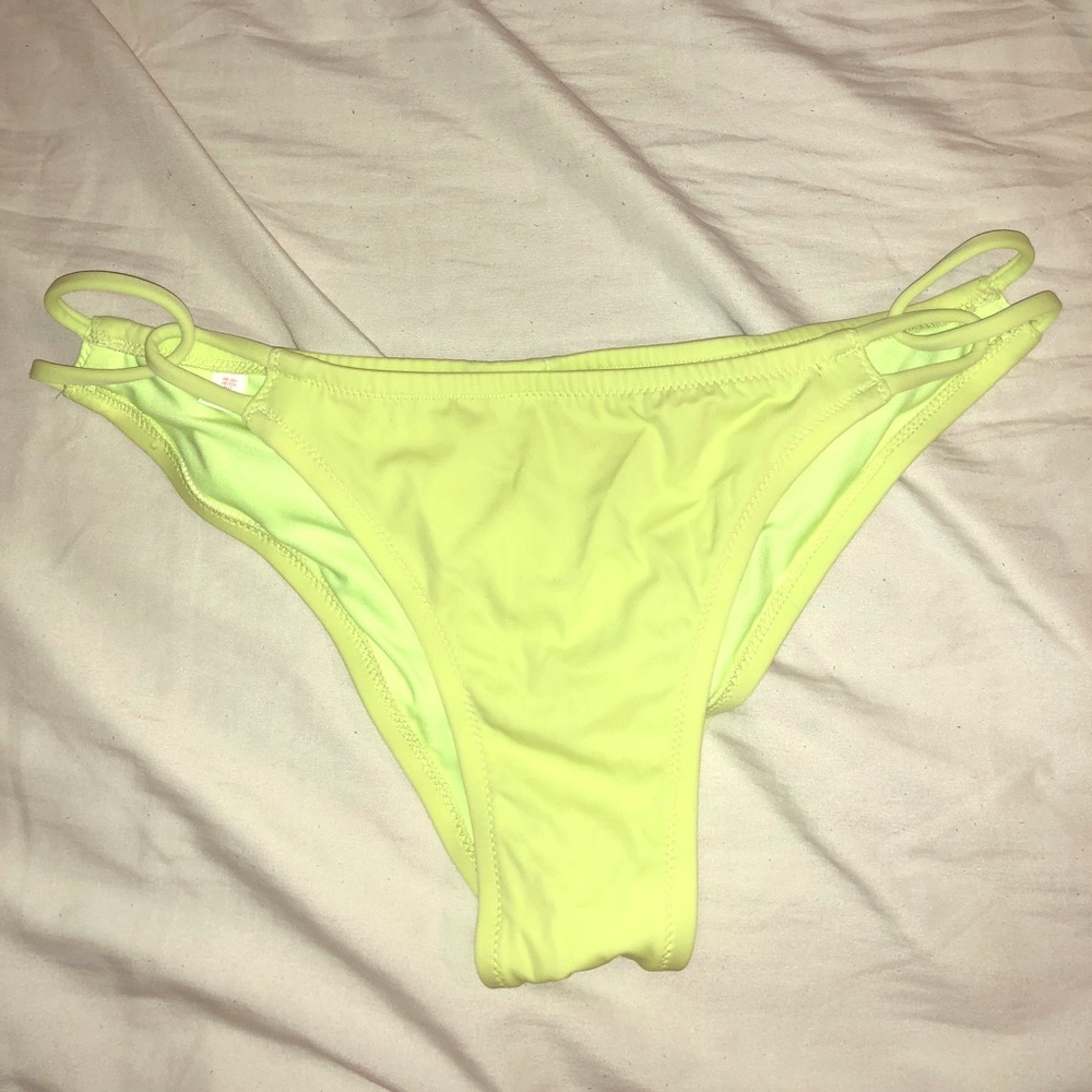 Victoria secret cheeky bottom size L